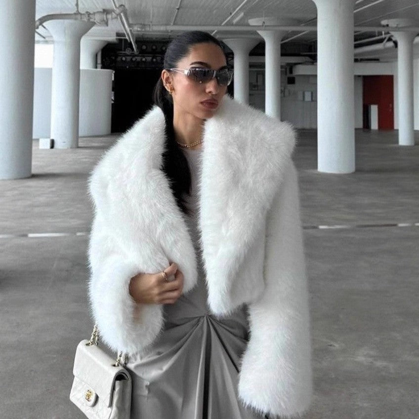 Women’s Short Faux Fur Jacket – Statement Collar